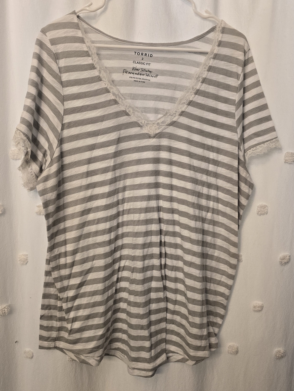 torrid Gray & White Striped V-Neck Tee with Lace Trim Size 2